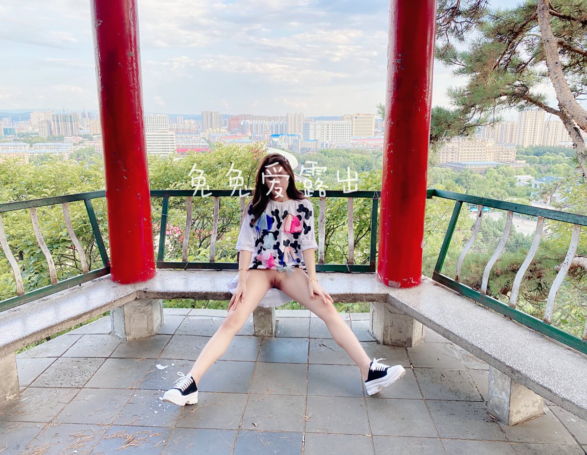 适合登山的天气就应该爬爬山，爬到山顶太热了，脱下衣服凉快凉快，也不知道真空爬山的时候有没有被其他爬山的人看到 https://t.co/ubrzPiL1s1