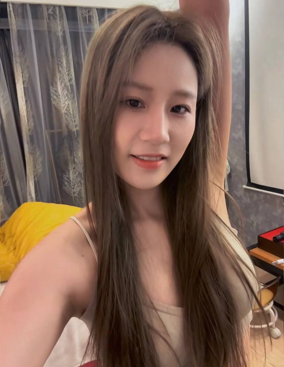 没有腋毛是不是可以舔很久…🤭 https://t.co/oPKZnVQ6tX