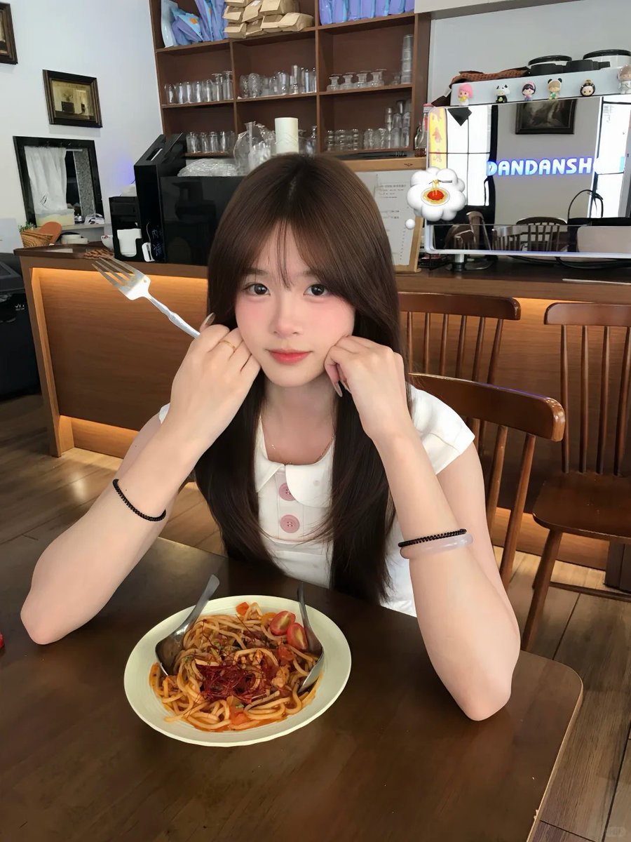 嘿   @grok   你帮我把图一的自拍改成图二的姿势，我实在是摆不出来🙈🙈 https://t.co/bXviSGZiDH