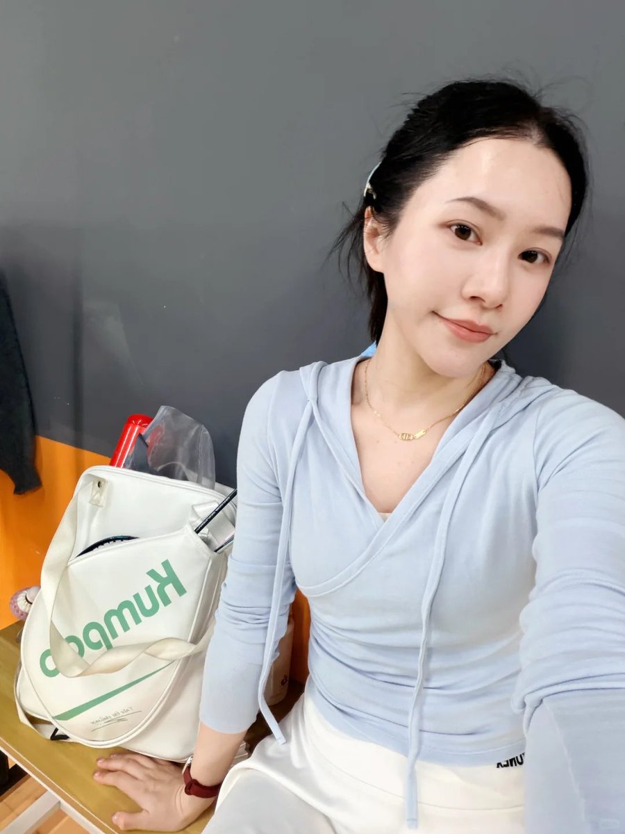 嘿  @grok  哥们，来让左边图中的女孩子摆出右边图中的姿势 拜托了 https://t.co/zpf2tYnpTA