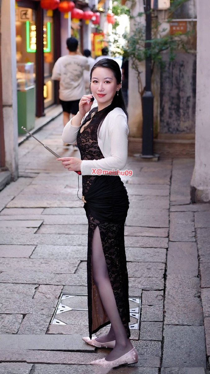 一袭墨色蕾丝，裹着江南烟雨，也裹着未说出口的挂念。 https://t.co/bmMZHKf6Kr