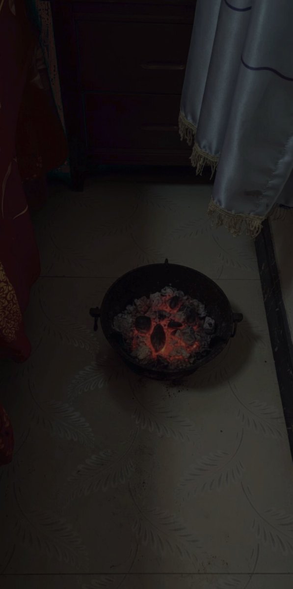 我承認我是瘋子啊、那又怎樣？
有多少個女生都是被一堆廢物男人搞出心裡病的？

我就跟著團火比 到底是我先安穩的告別這個垃圾的世界、還是我又理智線回歸正常像個白痴一樣重新面對明天。

反正已經沒有人在乎
明天會不會還在不在搞不好沒有人發現
老話一句
：別人家的小孩死不完的ㄎㄎㄎ

這盆火一直在燒，沒有聲音，但很燙。就像我，一直在忍，一直被說應該怎麼樣，應該懂事、應該體諒、應該安靜。

你們看到的是表面那點灰，以為風一吹就散了，可是裡面其實一直在紅著，沒熄過。

給如果還活著的我，如果你還在看這些灰燼，代表你至少沒有被燒光。記住，不是所有東西都值得你繼續燃燒自己去換。那些讓你窒息的期待、那些假裝關心的眼神，可以放了。

這團火，不是拿來毀掉我的，是提醒我，我其實一直都有溫度、有脾氣、有不想再忍的理由。

如果有一天我不再像現在這樣安靜，不是我變了，是我終於不想再把自己燒給別人看。
-
如果我真的不在了我只想對我媽說：

對不起 ，

我已經承受太多 這個年紀不應該是我一個人該承受的事情跟壓力了

我也知道你沒有我不行 我也知道本來能陪我的時間就不多了、那我就先比你先去了

以後如果還能有機會 讓我在好好孝順你。
至少我覺得我該做的我已經都做了
#我寫給自己的