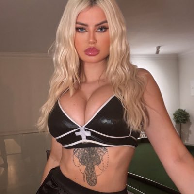 Your Favourite Blondie🤪🙈
